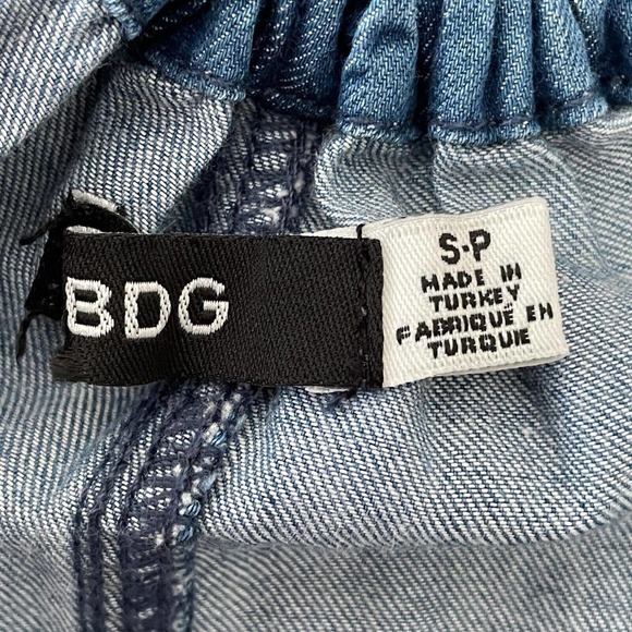 BDG Urban Outfitters Blue Chambray Cuffed Short Pockets Overalls Romper Small - Picture 6 of 7